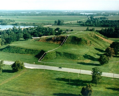 Datei:Aztalan Mound II.jpg