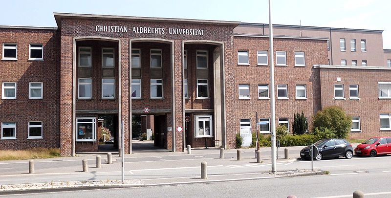 Datei:Kiel Zugang Uni.jpg