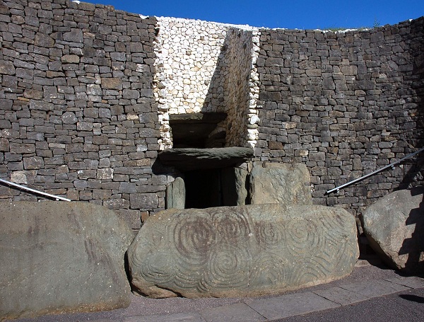Datei:Newgrange Eingang.jpg