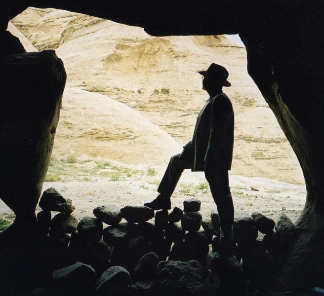 Datei:Andrew Collins at Petra.jpg