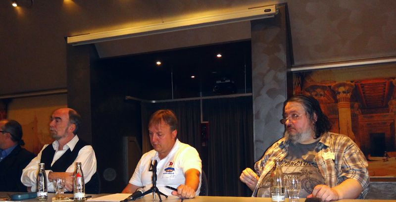 Datei:Podiumsdiskussion mit Bernhard.jpg